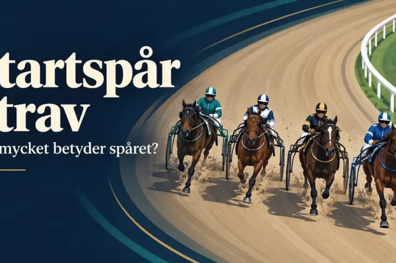 Fyra travhästar med kuskar i sulky sida vid sida på en travbana, intill texten ”Startspår i trav – Hur mycket betyder spåret?”.